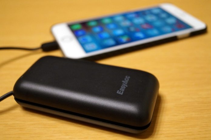 easyacc-6700-mah-mobile-battery-lightning-cable-iphone-review