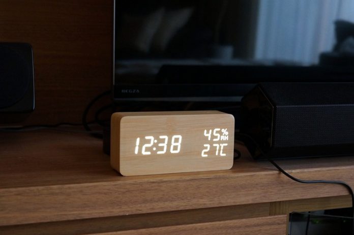 focusam-digital-clock-woodgrain-review Focusam デジタル置き時計 LED 木目調 レビュー