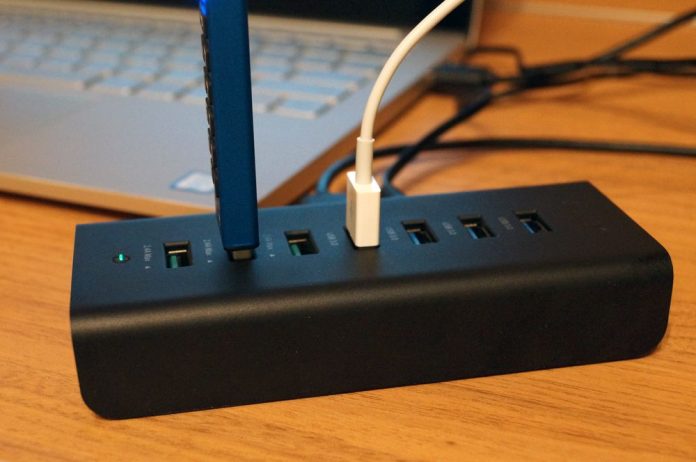 aukey-usb-3-0-hub-7-ports-rapid-charger-cb-h19-review 【レビュー】充電専用ポート付き!「AUKEY USB3.0ハブ 7ポート CB-H19」はUSB 3.0が4ポート、充電専用ポートが3つある便利なUSBハブ!家や職場での使用がおすすめ!