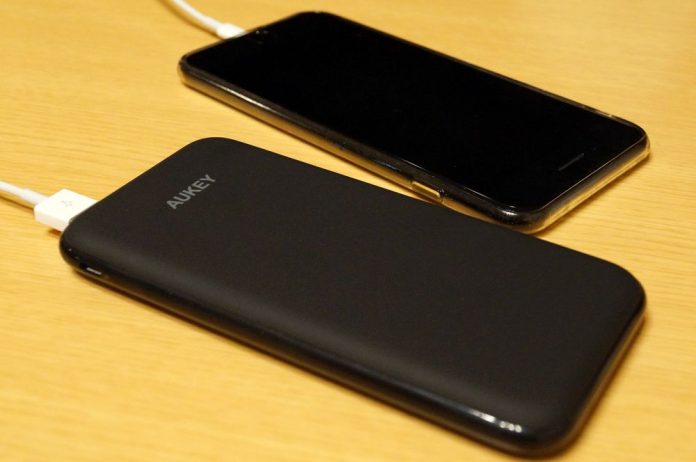 aukey-mobile-battery-10000-mah-pb-n51-review 【レビュー】これいいよ!「AUKEY モバイルバッテリー 10000mAh 2USBポート PB-N51」は薄くて軽くてデザイン良好!性能も十分!