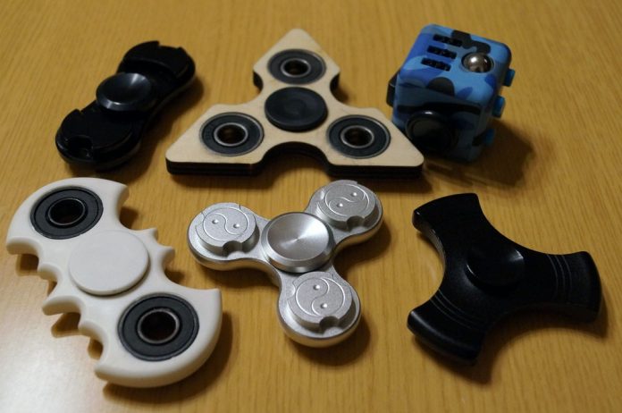 hand-spinner-fidget-spinner-gearbest-review 【レビュー】アメリカで大人気!話題の「ハンドスピナー」を色々試してみた!意外とクセになるかも!?