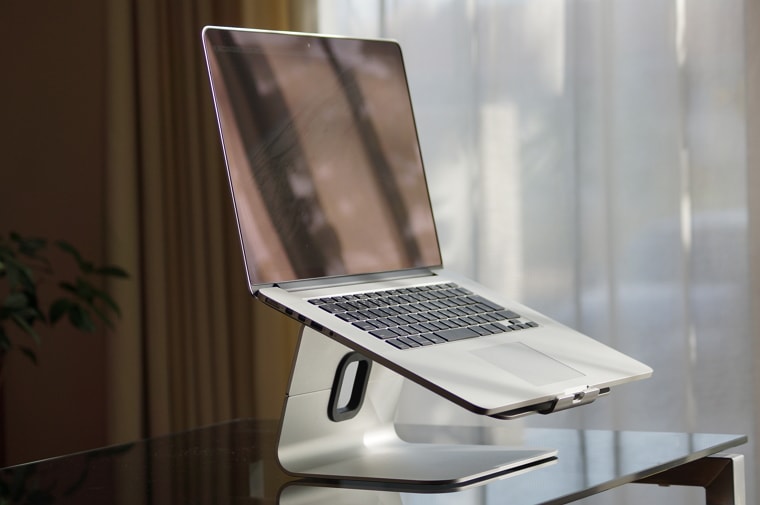 レビュー】MacBook Pro 15 に最適！スタイリッシュなアルミ製PC 