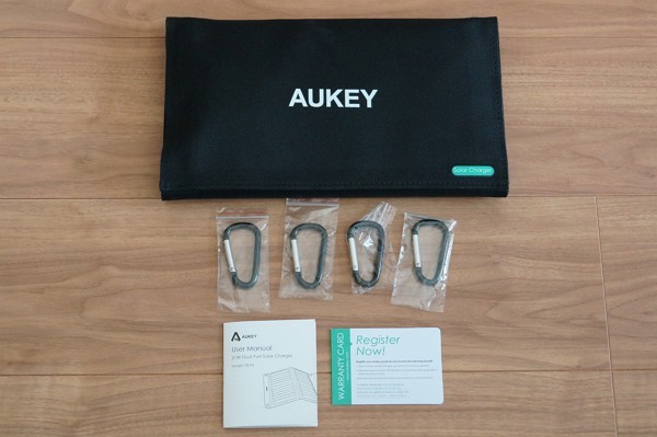 「Aukey ソーラー充電器 PB-P3」のセット内容