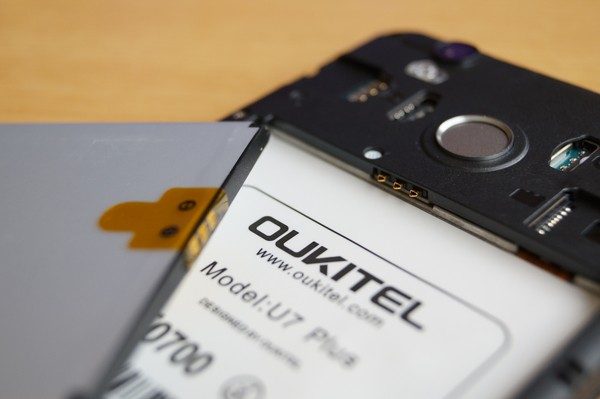 「OUKITEL U7 Plus」初期設定～SIM/SDカード挿入＆絶縁テープ剥がし～
