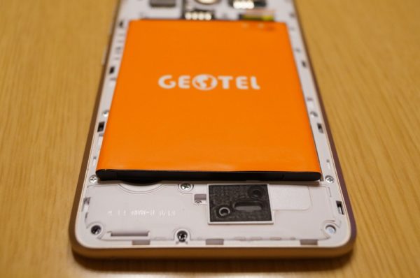 「Geotel Note」の外観レビュー＆初回セットアップ方法解説～Simスロットやバッテリーのセット方法、カバーの外し方～
