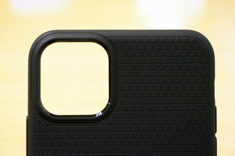 Spigen iPhone 11 Pro Max用スマホケース「TPU リキッドエアー」の外観/使用感
