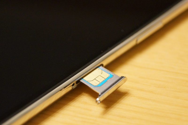 5：古いiPhoneのSimカードを抜き、新しいiPhoneに入れ替える。もしくは携帯会社指定のSimカードを挿す。