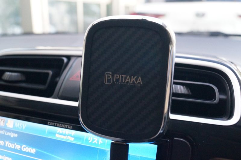 「PITAKA MagEZ Case」：ワイヤレス充電器とセットで使えばさらに便利に！