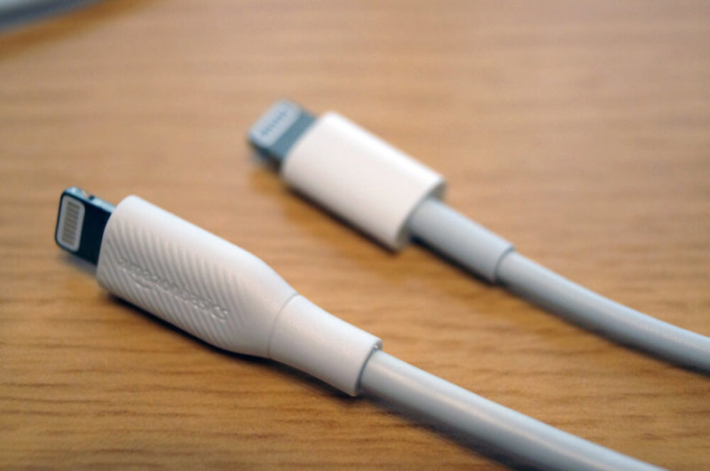 「Amazonベーシック USB-C ライトニングケーブル」と「Apple純正 USB-C ライトニングケーブル」の外観比較