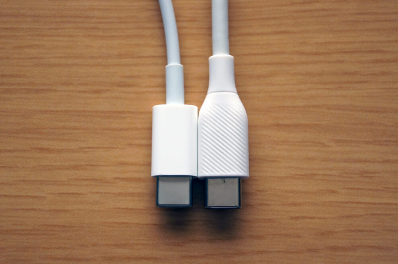 「Amazonベーシック USB-C ライトニングケーブル」と「Apple純正 USB-C ライトニングケーブル」の外観比較