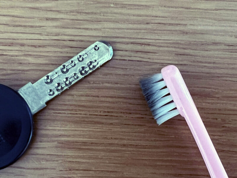おまけ：鍵自体の掃除も定期的に行おう！古い歯ブラシで磨けばOK。