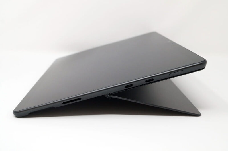 Surface Pro 8本体はこのように様々な角度で利用可能