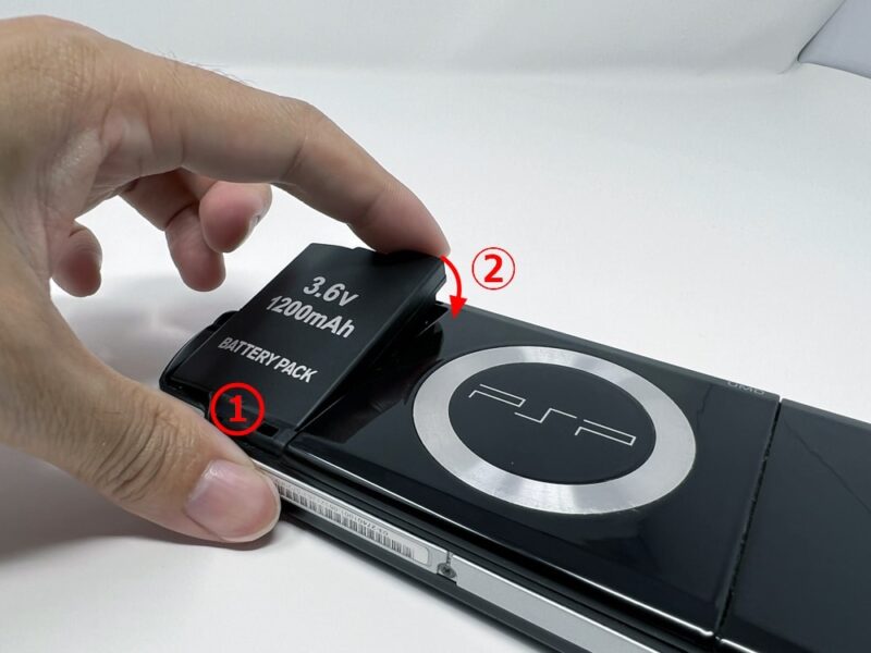 PSPバッテリー交換方法：替えのバッテリーを取り付ける