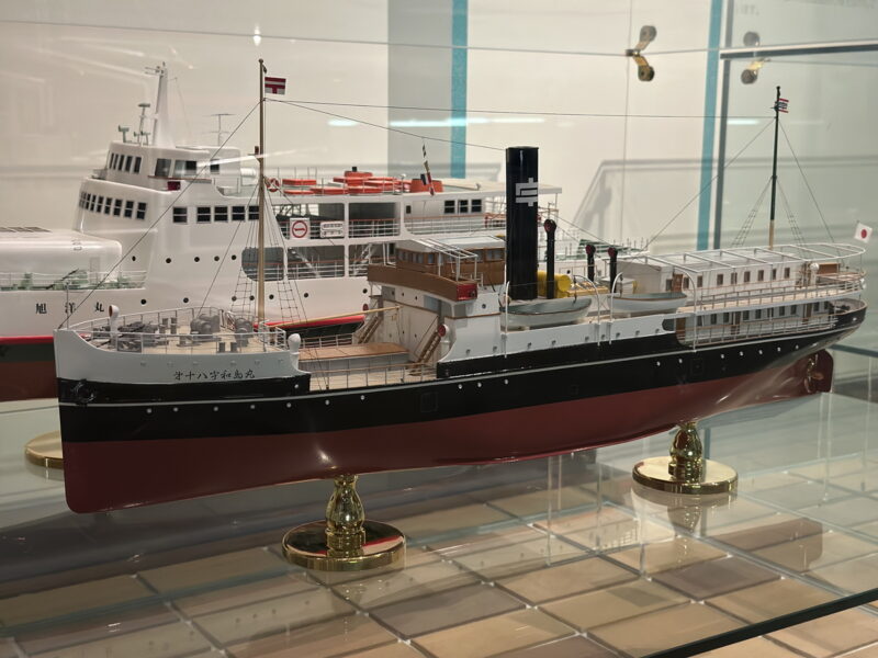 船の模型をポートレートモードで撮影