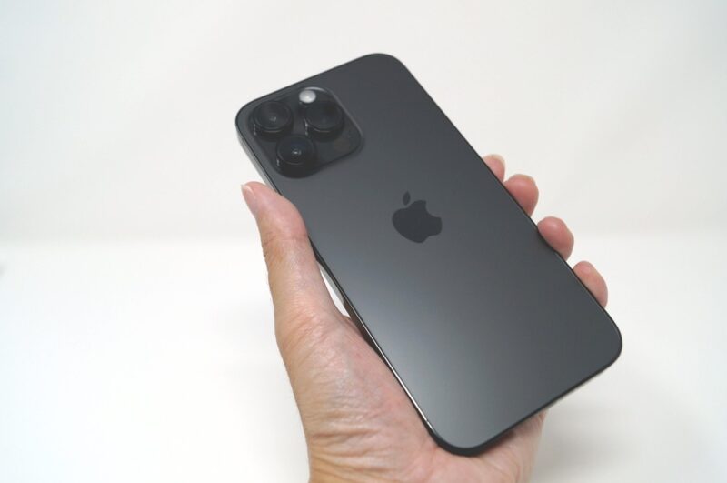 iPhone 14 Pro Max：手に持つとやや大きく感じる