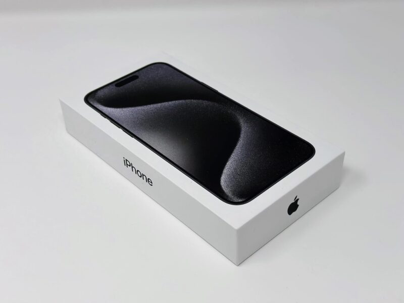 今回のiPhone 15 Pro Maxの箱のデザインはこんな感じ。