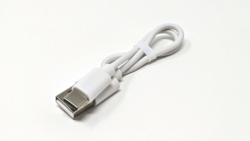 付属の充電ケーブルはUSB-C to USB-A